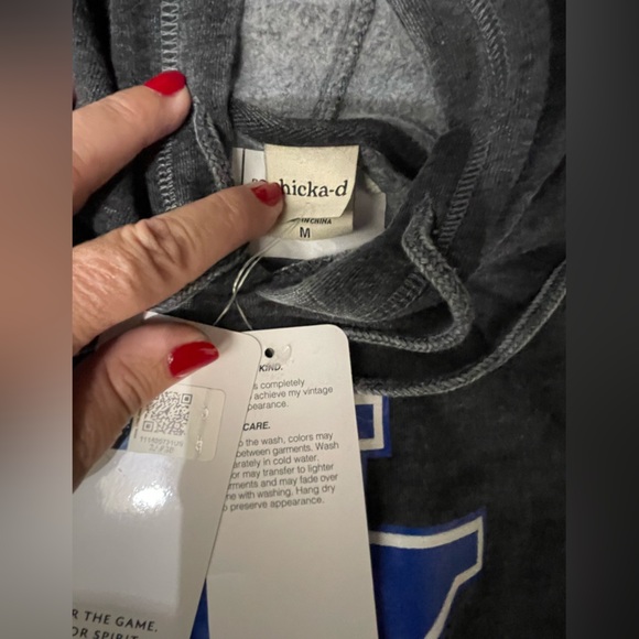 🩶💙NWT Gray Cropped Hoodie with Blue UK Logo - Univ of Kentucky size M Chicaka-D - Picture 3 of 5